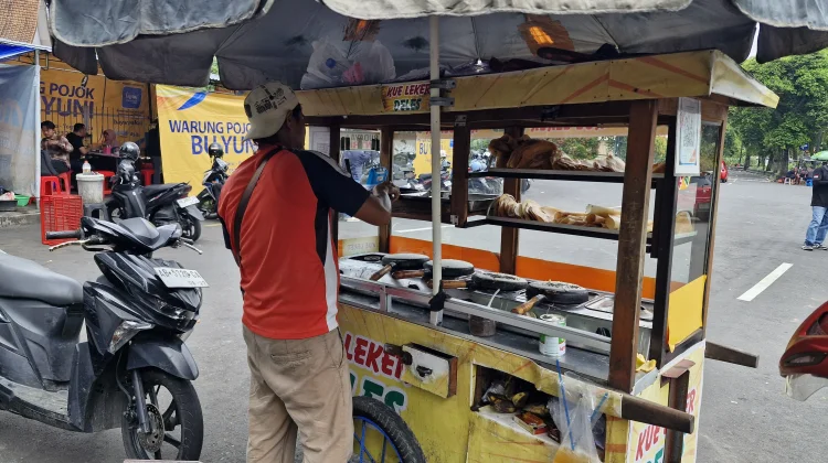 Leker Deles, Keteguhan 20 Tahun Jawir Menjual Camilan Renyah dan Manis