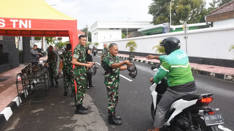 Beri Takjil Gratis, Korem Pamungkas Berbagi Keberkahan Ramadan