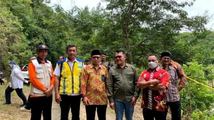 Tinjau Longsor Sungai Oyo, Komisi C Desak Penanganan Cepat karena Membahayakan