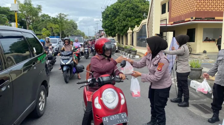 Polres Bantul Bagikan Ratusan Paket Takjil Bagi Pengguna Jalan