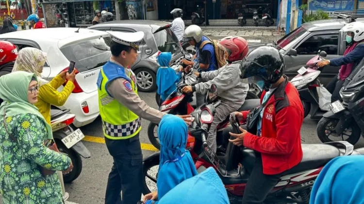Dibantu Satlantas Polresta, SD Muhammadiyah Jogokariyan Bagikan Takjil
