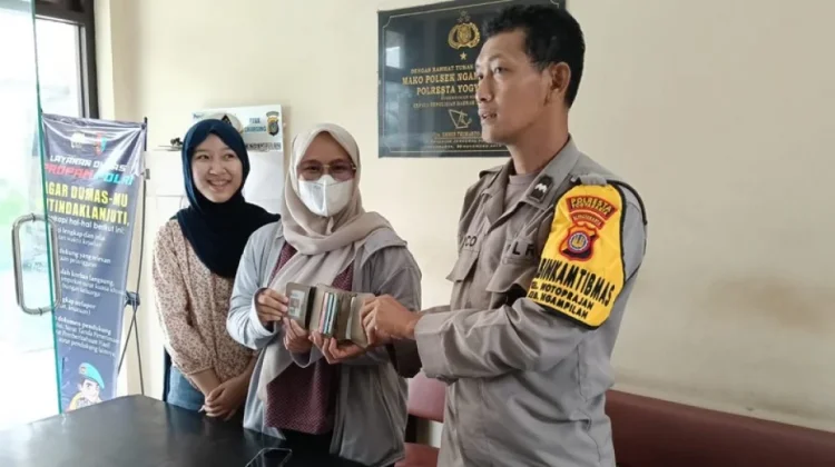 Polsek Ngampilan Kembalikan Dompet Mahasiswi yang Tertinggal Saat JLFR ...