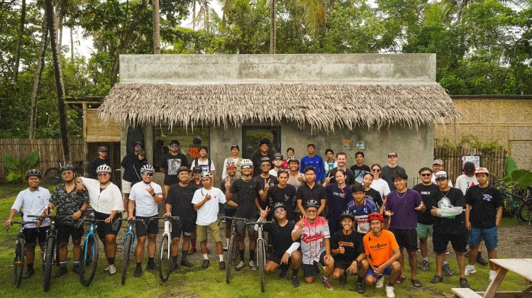 Ngabuburide: Menunggu Berbuka Dengan Bersepeda Melintasi Pesisir Pantai
