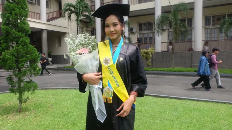 Aira Jadi Lulusan Tercepat Sarjana Terapan UGM