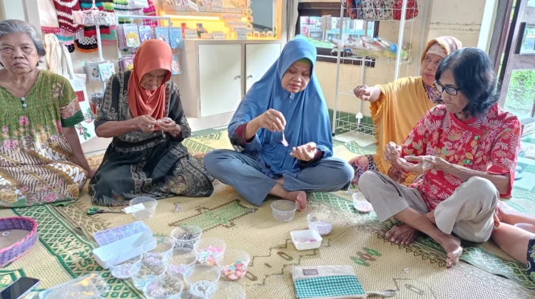 Produktif di Usia Senja, Raup Cuan lewat Keterampilan Tangan