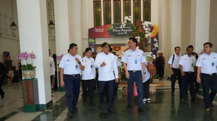 Pantau Stasiun Tugu, Menko Polkam Cek Kesiapan Angkutan Lebaran