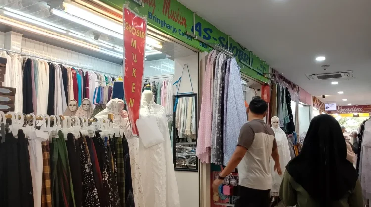 Tradisi Membeli Mukena di Pasar Beringharjo Mulai Terlihat