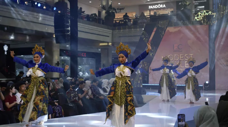 GKBRAy Paku Alam X Buka Fashion Show di Ambarrukmo Plaza