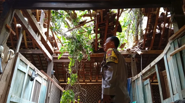 Hujan Disertai Angin Kencang Sebabkan Rumah Lansia Rusak Berat