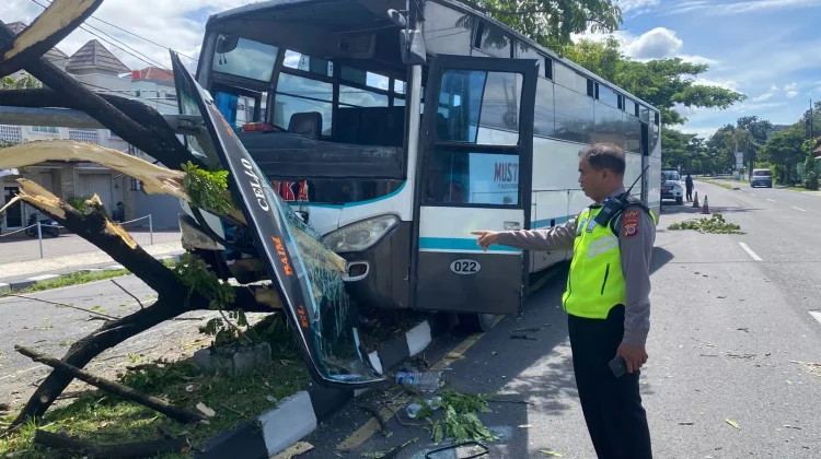 Hindari Pemotor, Bus Tabrak Pohon dan Tiang Lampu di Ring Road Selatan