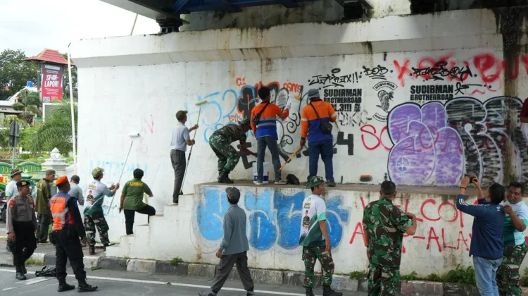 Daop Kolaborasi Daop 6 dan Koramil Bersihkan Vandalisme Jembatan Kewek