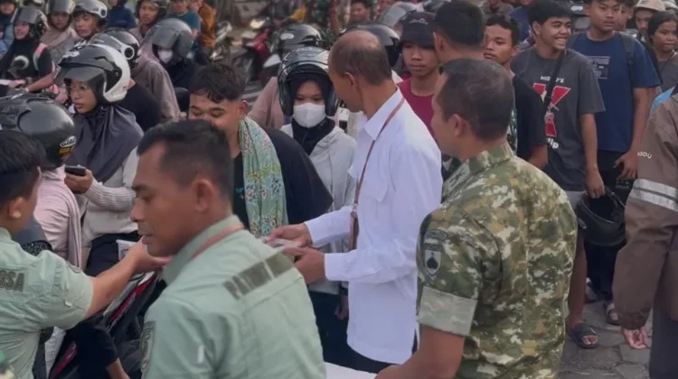 Yayasan Patriot Bangsa Mandiri dan Kodim 0731 Kulon Progo Bagikan Ratusan Takjil
