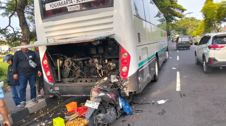 Satu Unit Motor Ringsek Usai Tabrak Bus Mogok di Banguntapan