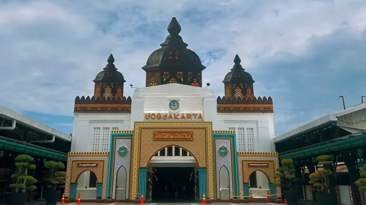 Stasiun Tugu Yogyakarta Berhias dengan Dekorasi Lebaran