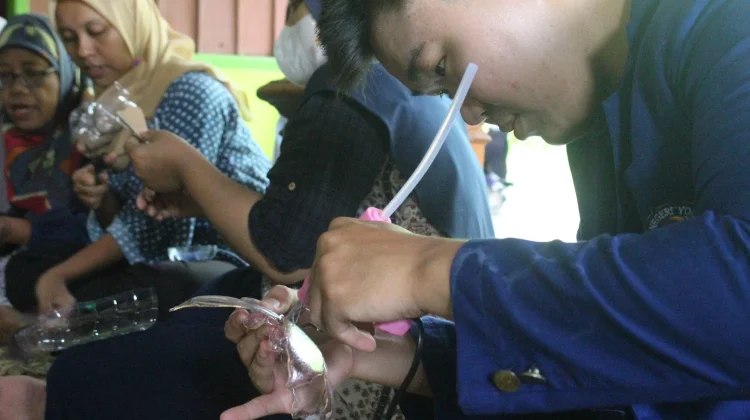 Edukasi Pengolahan Sampah Plastik oleh Mahasiswa KKN UNY