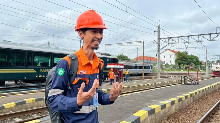 Pastikan Perjalanan KA Aman, Petugas PPJ Jalan Kaki 13 Kilometer Setiap Hari