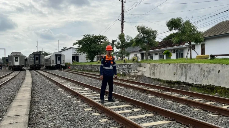 Pastikan Perjalanan KA Aman, Petugas PPJ Jalan Kaki 13 Kilometer Setiap Hari