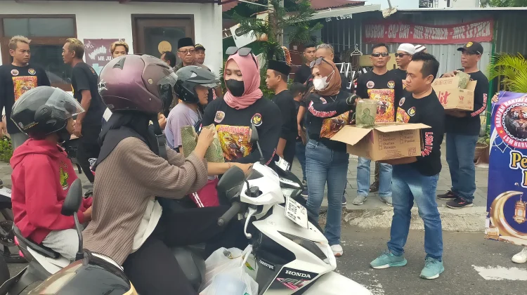 Ratusan Takjil dibagikan di Simpang Lima Karangnongko Kulon Progo