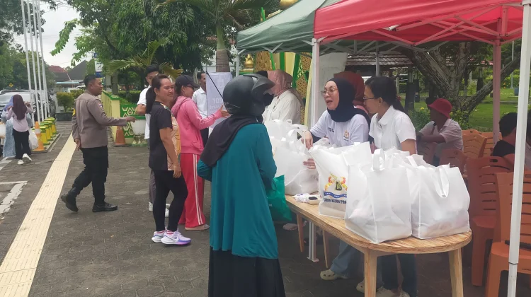 Bantu Masyarakat, Kadin Kulon Progo Gelar Bazar Sembako Murah