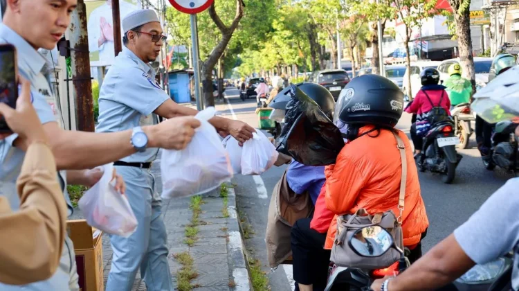 Jasa Raharja Bagikan Takjil Gratis ke Masyarakat di Bulan Ramadan