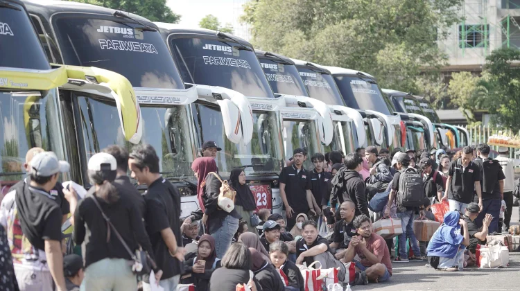 Ribuan Pedagang Warmindo Diberangkatkan Mudik Gratis Bersama