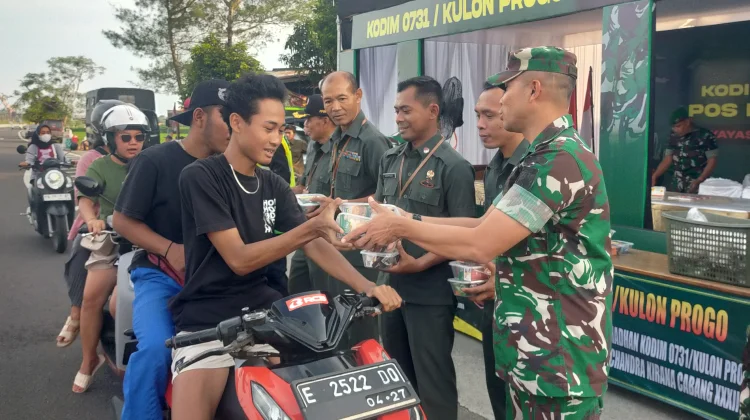 Yayasan Patriot Bangsa Mandiri Bagikan Ratusan Takjil di Jembatan Kabanaran
