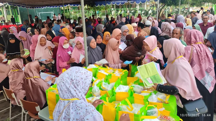 Ratusan Paket Sembako Dibagikan Gratis