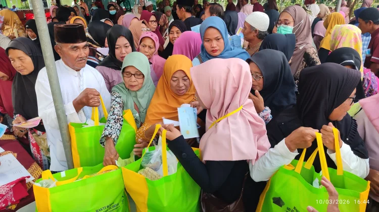 Ratusan Paket Sembako Dibagikan Gratis