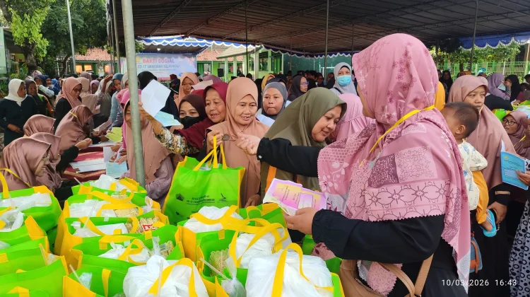 Ratusan Paket Sembako Dibagikan Gratis