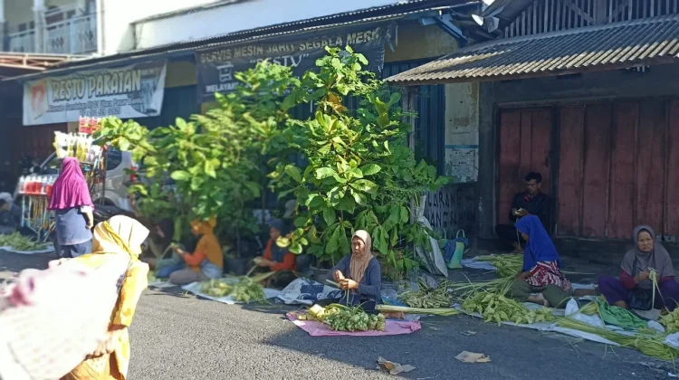 Songsong Idulfitri, Pedagang Selongsong Ketupat Ramai Pembeli