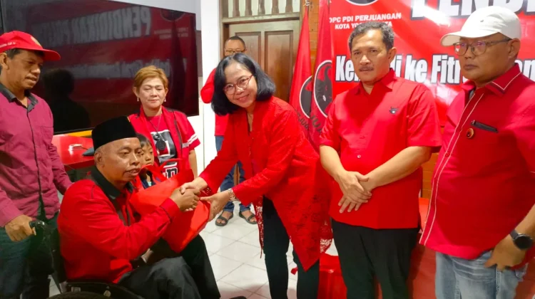 Bagikan Sembako, Esti Wijayanti Ajak Warga Bijak Kelola Keuangan