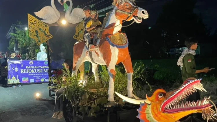 Maskot dan Kostum Unik Warnai Takbir Keliling di Tamanan, Bantul