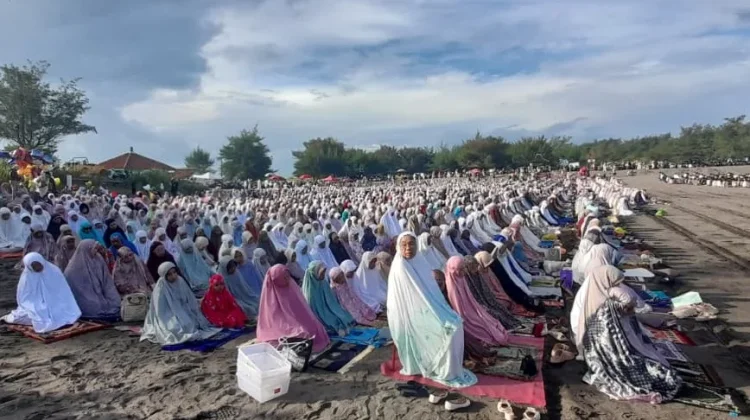 Di Terik Matahari Ribuan Umat Muslim Khusyuk Salat Id di Gumuk Pasir