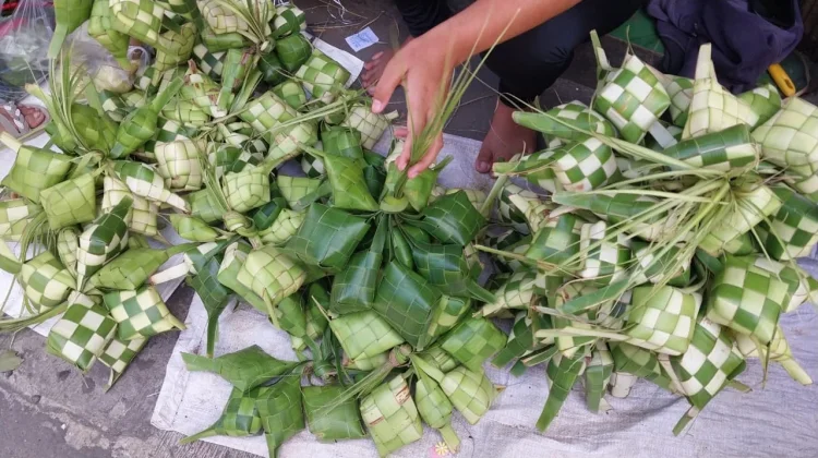 Selongsong Ketupat Jadi Buruan Warga Menyambut Idulfitri