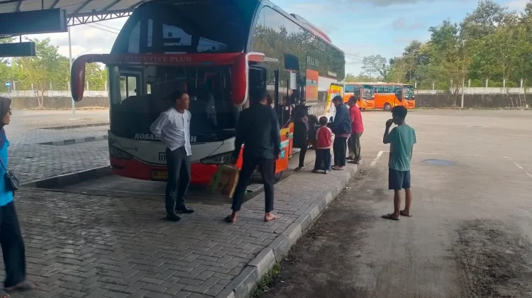 Terjadi Lonjakan Penumpang Arus Balik di Terminal Dhaksinarga