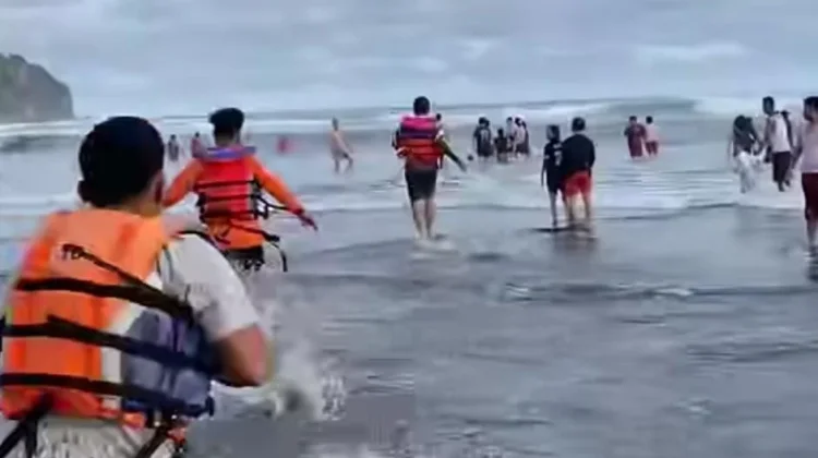 Asyik Bermain Air, Dua Pemuda Terserat Arus di Pantai Parangtritis