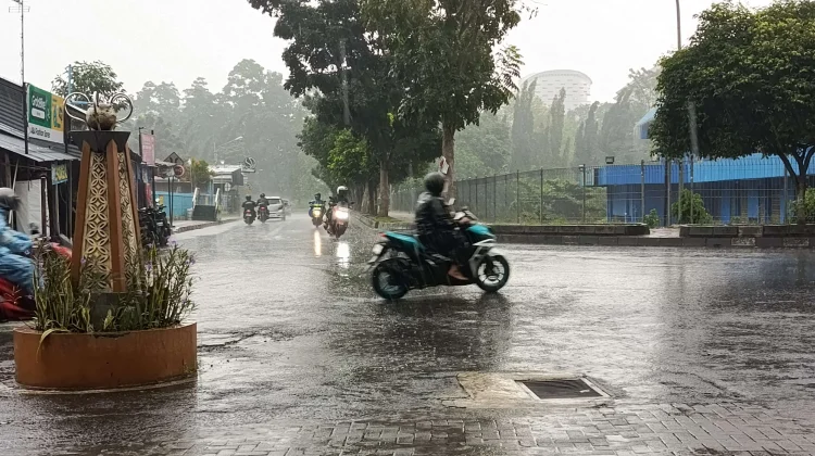 Cuaca 27 Maret, Seluruh DIY Berpotensi Hujan, Waspadai Petir dan Angin Kencang