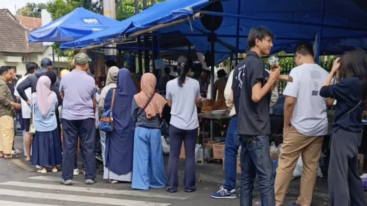 Wisatawan Jogja, Rela Antri Panjang demi Telur Dadar viral