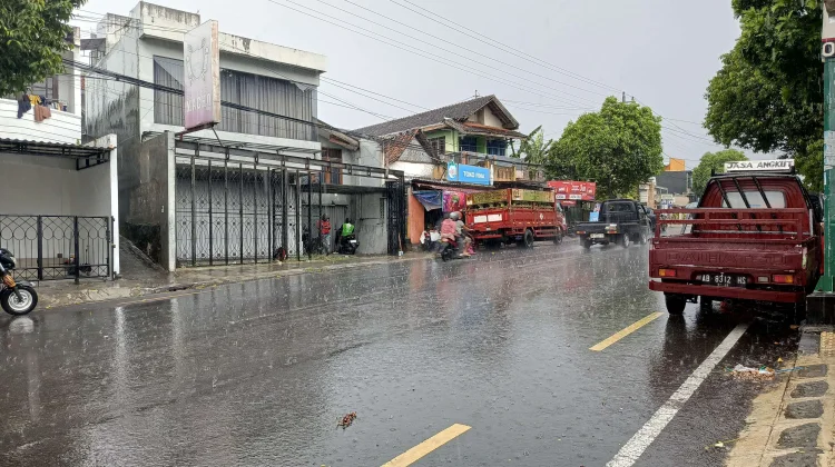 Selalu Waspada, Potensi Hujan Hari Ini Plus Petir dan Angin Kencang di DIY