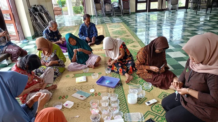Kolaborasi Mahasiswa dan Dinsos Dorong Keterampilan Lansia