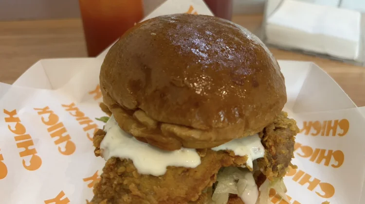 Chicken Burger Gurih dan Segar, Sensasi Baru di Pusat Kota Yogyakarta