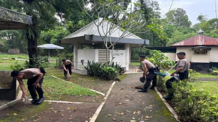 Kurve Gerakan ASRI, Polresta Sleman Bersihkan Kawasan Monumen Jogja Kembali