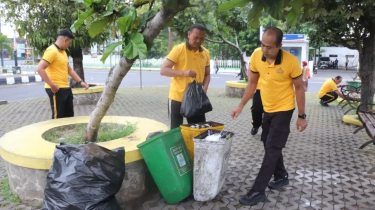 Jaga Kesehatan Lingkungan, Polres Bantul Gelar Aksi Bersih-bersih Massal