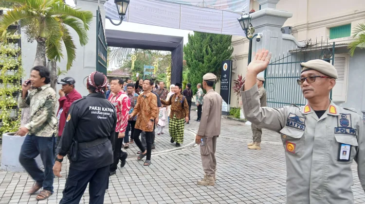 Ikuti Syawalan dengan Sri Sultan, Warga Bersyukur Dapat Bersalaman