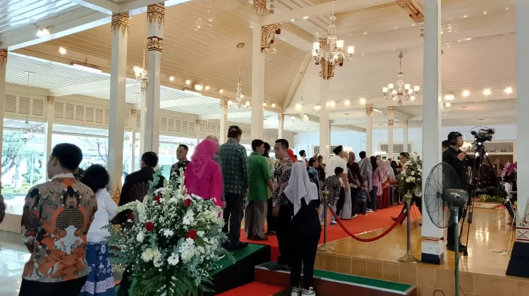 Antusiasnya Warga Bersilaturahmi dengan Ngarsa Dalem di Kepatihan