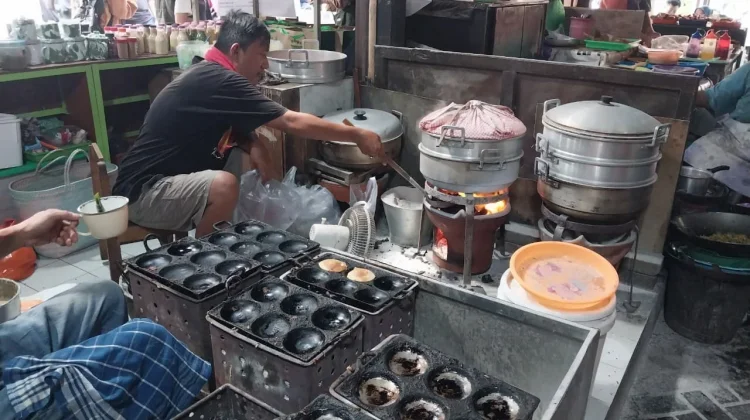 Selama Lebaran Penjualan Kue Apem di Pasar Ngasem Naik 5x Lipat