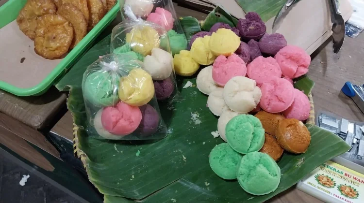 Jajanan Tradisional di Pasar Ngasem Kian Diminati Anak Muda