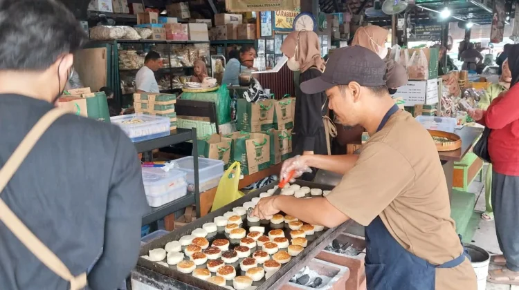 Sensasi Live Cooking di Pasar Ngasem Tarik Minat Pembeli