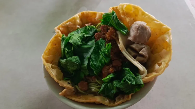 Mi Ayam Hijau dalam Semangkuk Pangsit Kriuk Jadi Favorit