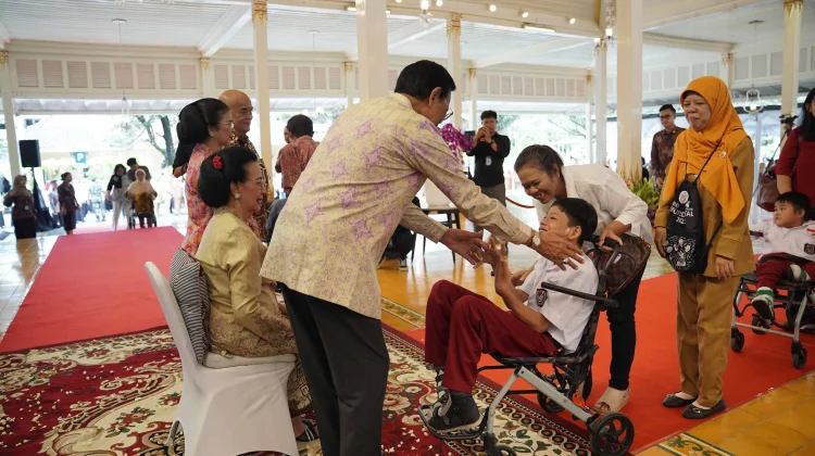 Ribuan Warga Padati Kepatihan, Silaturahmi Lebaran Penuh Haru